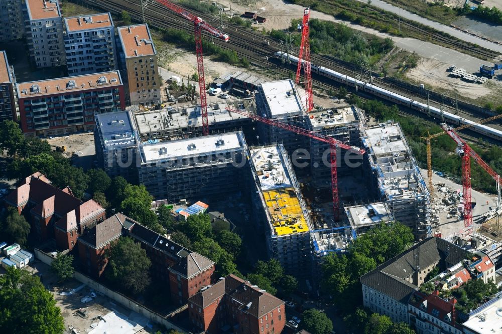 Berlin aus der Vogelperspektive: Baustelle zum Neubau einer Mehrfamilienhaus-Wohnanlage Kruppstraße - Lehrter Straße in Berlin