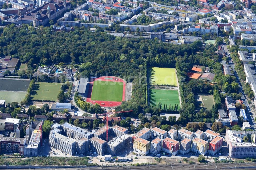 Berlin aus der Vogelperspektive: Baustelle zum Neubau einer Mehrfamilienhaus-Wohnanlage Kruppstraße - Lehrter Straße in Berlin