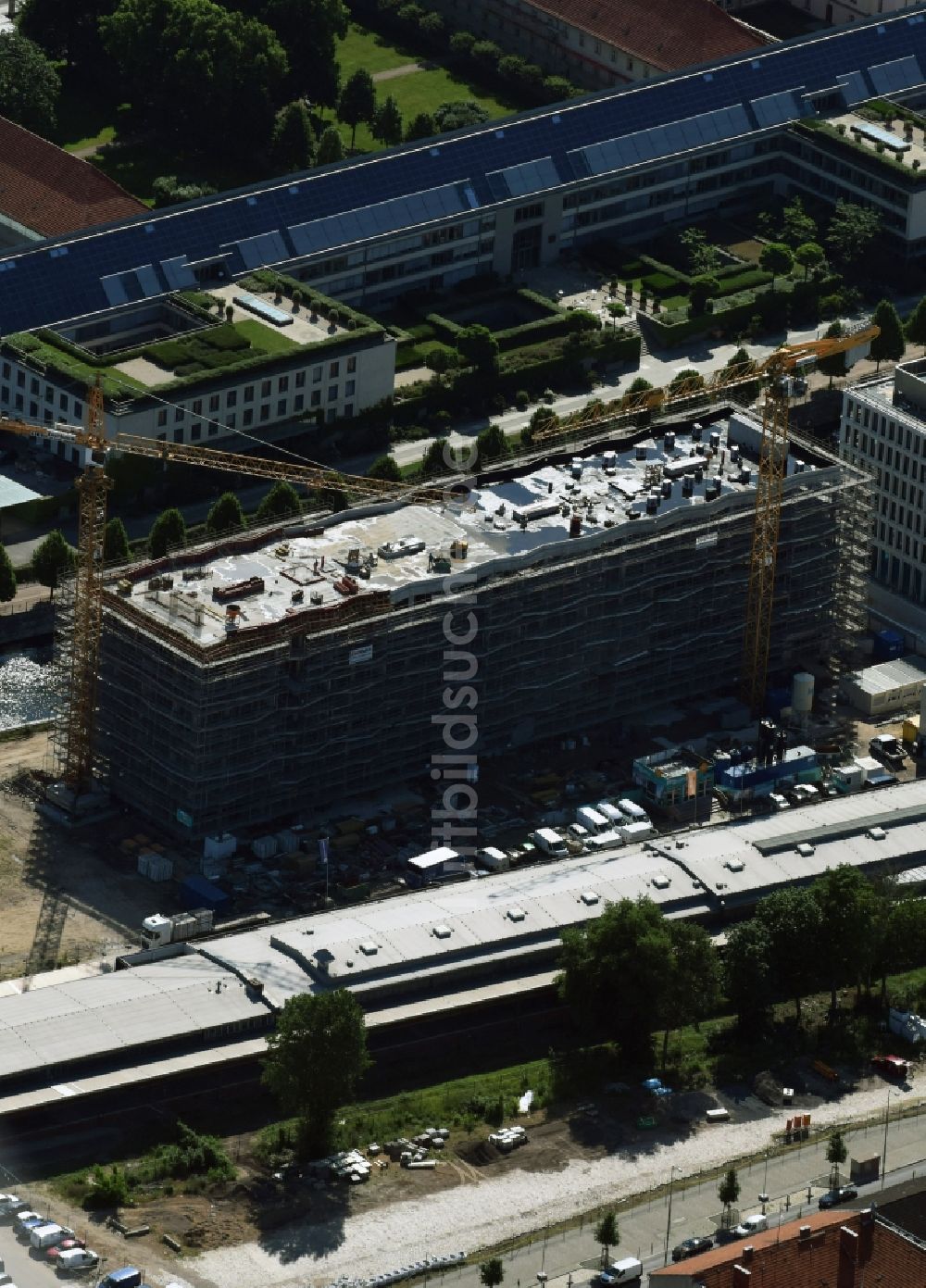 Berlin aus der Vogelperspektive: Baustelle zum Neubau einer Mehrfamilienhaus-Wohnanlage KunstCampus der Groth Gruppe - errichtet durch die ZECH GROUP in Berlin