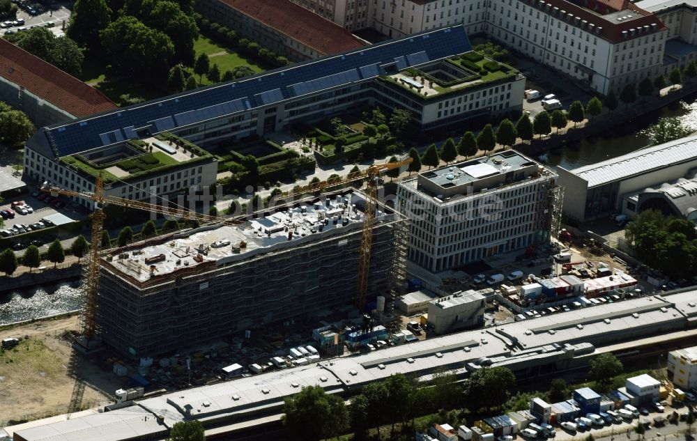 Luftbild Berlin - Baustelle zum Neubau einer Mehrfamilienhaus-Wohnanlage KunstCampus der Groth Gruppe - errichtet durch die ZECH GROUP in Berlin