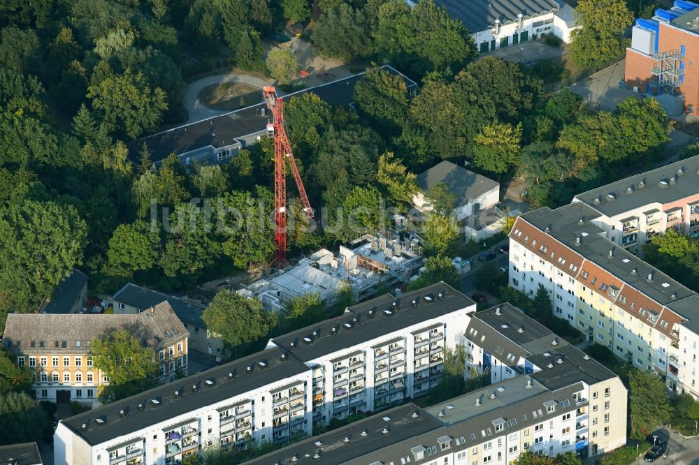 Berlin aus der Vogelperspektive: Baustelle zum Neubau einer Mehrfamilienhaus-Wohnanlage an der Landjägerstraße im Ortsteil Köpenick in Berlin, Deutschland