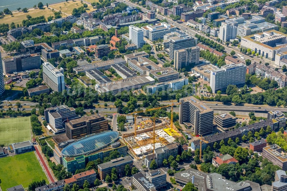 Düsseldorf von oben - Baustelle zum Neubau einer Mehrfamilienhaus-Wohnanlage „LaVie“ an der Schwannstraße in Düsseldorf im Bundesland Nordrhein-Westfalen, Deutschland