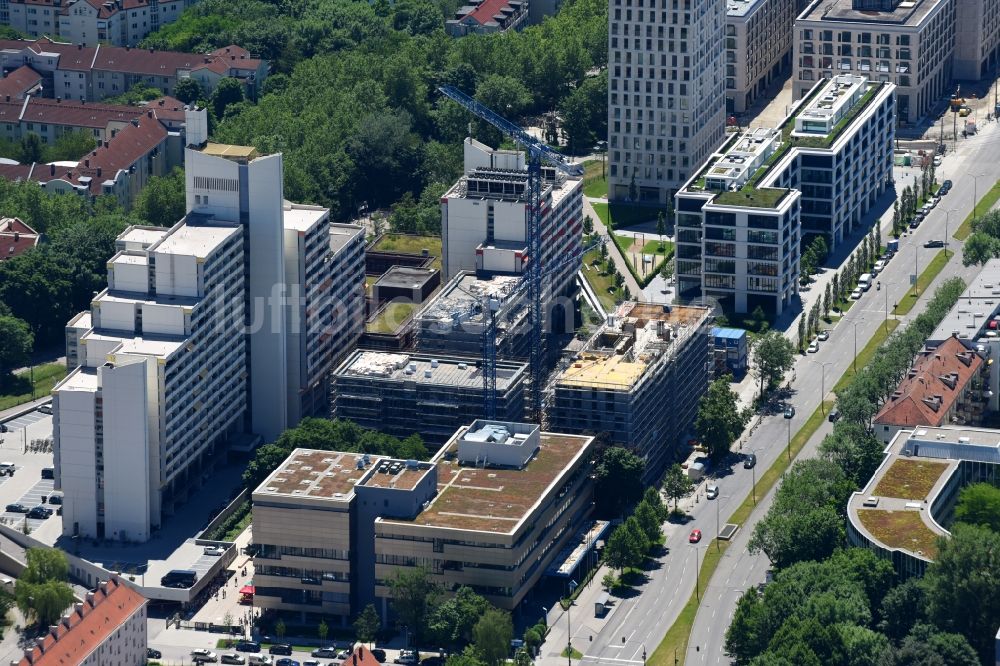 Luftaufnahme München - Baustelle zum Neubau einer Mehrfamilienhaus-Wohnanlage des Leopold Carré der Leopoldstr. 204 GmbH & Co. KG an der Leopoldstraße in München im Bundesland Bayern, Deutschland