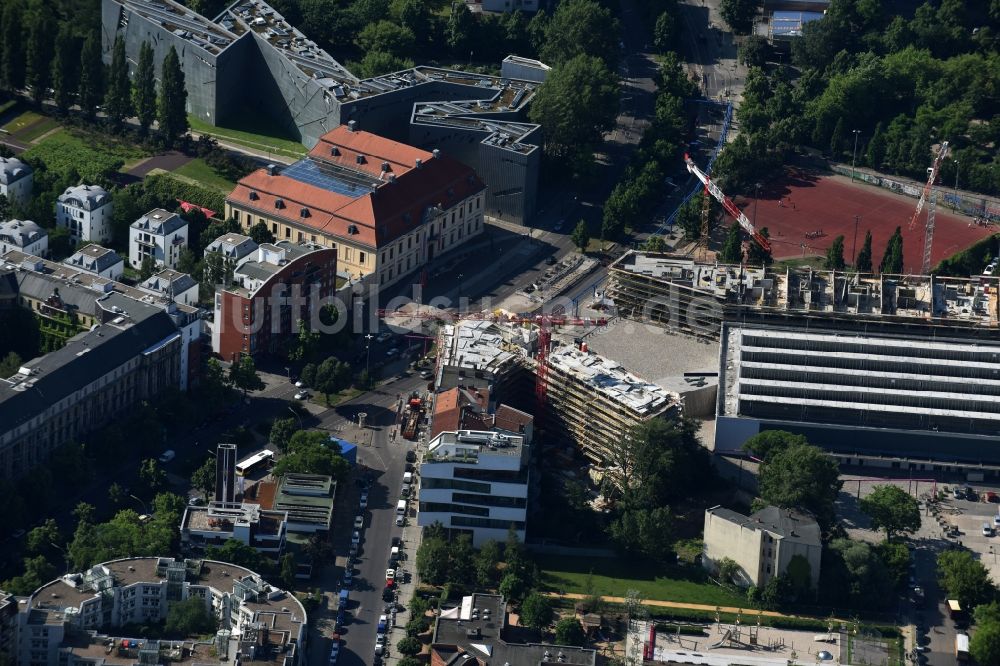 Berlin aus der Vogelperspektive: Baustelle zum Neubau einer Mehrfamilienhaus-Wohnanlage in der Lindenstraße in Berlin