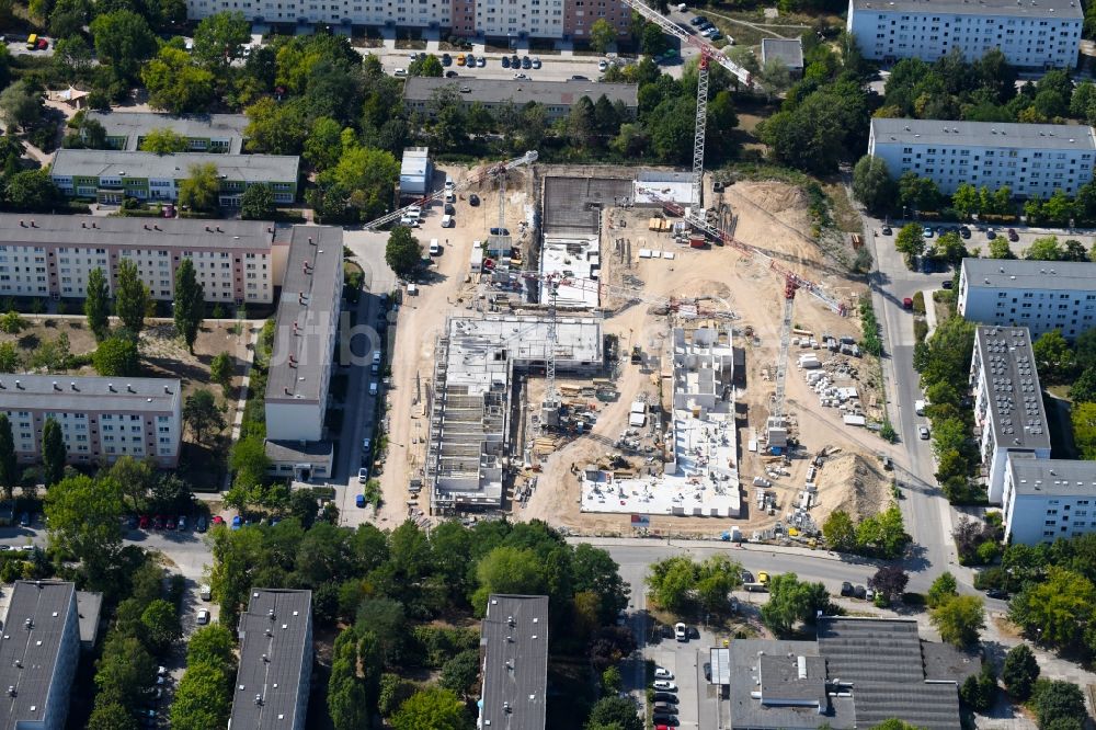 Luftaufnahme Berlin - Baustelle zum Neubau einer Mehrfamilienhaus-Wohnanlage Lion-Feuchtwanger-Straße - Gadebuscher Straße im Ortsteil Hellersdorf in Berlin, Deutschland