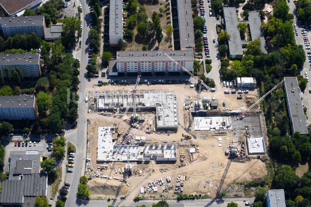 Luftbild Berlin - Baustelle zum Neubau einer Mehrfamilienhaus-Wohnanlage Lion-Feuchtwanger-Straße - Gadebuscher Straße im Ortsteil Hellersdorf in Berlin, Deutschland