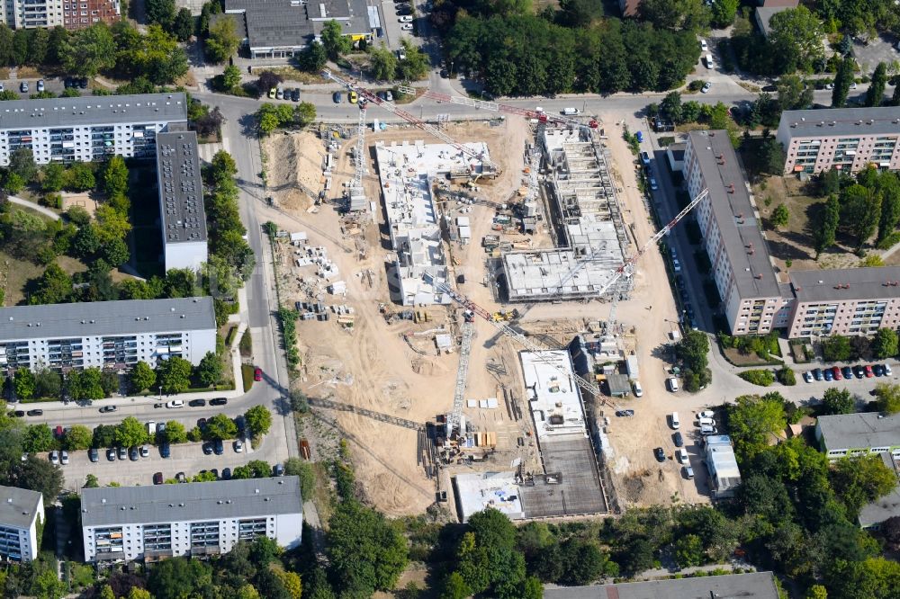 Berlin aus der Vogelperspektive: Baustelle zum Neubau einer Mehrfamilienhaus-Wohnanlage Lion-Feuchtwanger-Straße - Gadebuscher Straße im Ortsteil Hellersdorf in Berlin, Deutschland