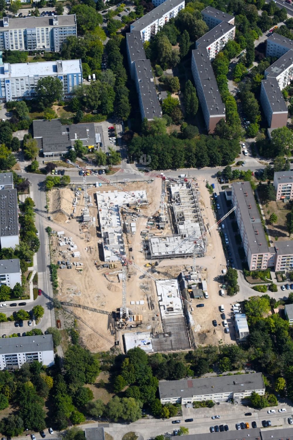 Luftbild Berlin - Baustelle zum Neubau einer Mehrfamilienhaus-Wohnanlage Lion-Feuchtwanger-Straße - Gadebuscher Straße im Ortsteil Hellersdorf in Berlin, Deutschland