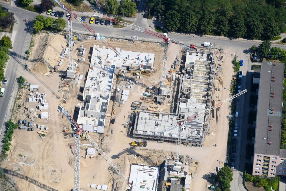 Berlin von oben - Baustelle zum Neubau einer Mehrfamilienhaus-Wohnanlage Lion-Feuchtwanger-Straße - Gadebuscher Straße im Ortsteil Hellersdorf in Berlin, Deutschland