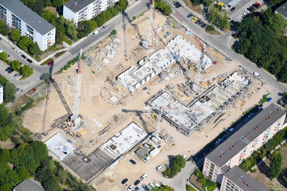 Luftaufnahme Berlin - Baustelle zum Neubau einer Mehrfamilienhaus-Wohnanlage Lion-Feuchtwanger-Straße - Gadebuscher Straße im Ortsteil Hellersdorf in Berlin, Deutschland