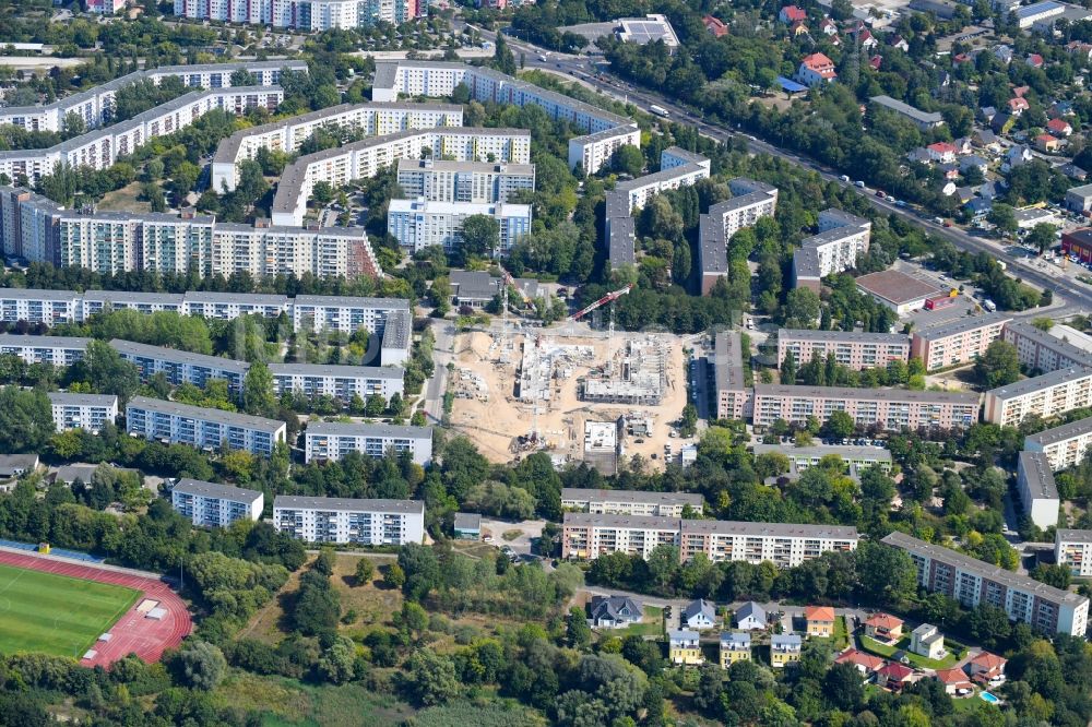 Berlin von oben - Baustelle zum Neubau einer Mehrfamilienhaus-Wohnanlage Lion-Feuchtwanger-Straße - Gadebuscher Straße im Ortsteil Hellersdorf in Berlin, Deutschland