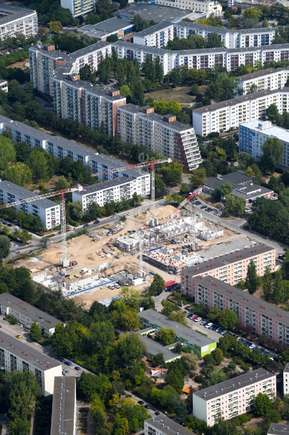 Luftbild Berlin - Baustelle zum Neubau einer Mehrfamilienhaus-Wohnanlage Lion-Feuchtwanger-Straße - Gadebuscher Straße im Ortsteil Hellersdorf in Berlin, Deutschland