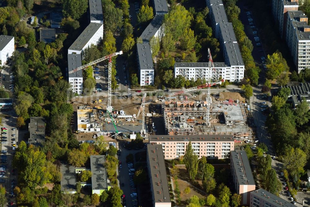 Luftaufnahme Berlin - Baustelle zum Neubau einer Mehrfamilienhaus-Wohnanlage Lion-Feuchtwanger-Straße - Gadebuscher Straße im Ortsteil Hellersdorf in Berlin, Deutschland