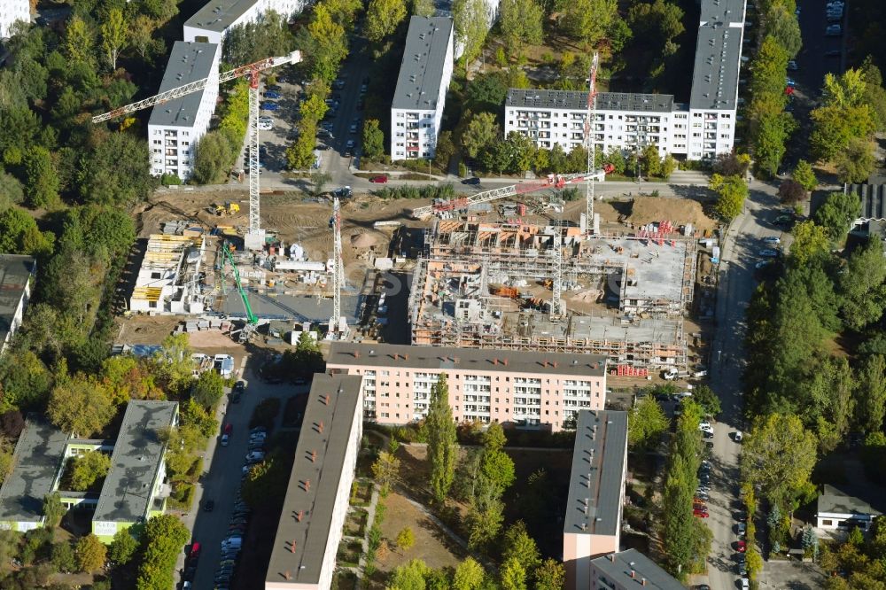 Berlin von oben - Baustelle zum Neubau einer Mehrfamilienhaus-Wohnanlage Lion-Feuchtwanger-Straße - Gadebuscher Straße im Ortsteil Hellersdorf in Berlin, Deutschland