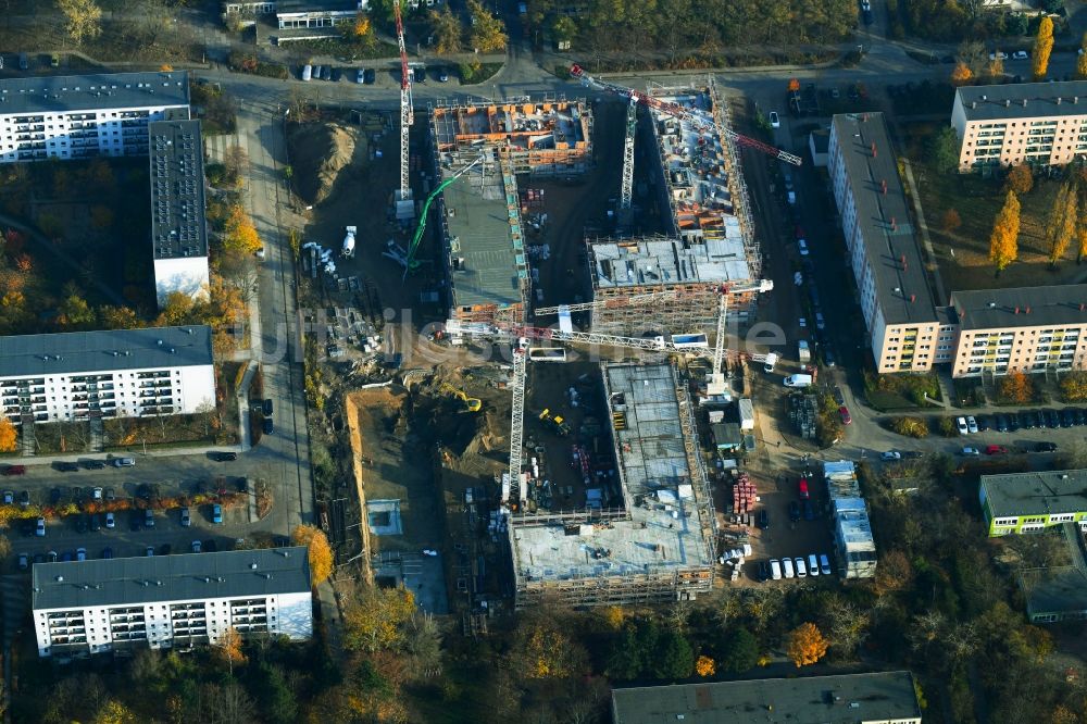 Luftbild Berlin - Baustelle zum Neubau einer Mehrfamilienhaus-Wohnanlage Lion-Feuchtwanger-Straße - Gadebuscher Straße im Ortsteil Hellersdorf in Berlin, Deutschland