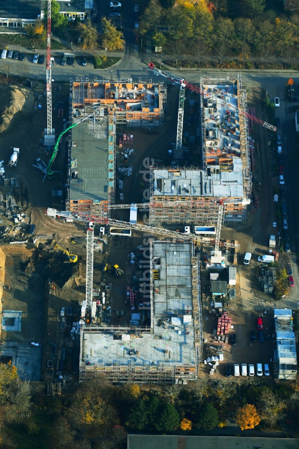 Luftaufnahme Berlin - Baustelle zum Neubau einer Mehrfamilienhaus-Wohnanlage Lion-Feuchtwanger-Straße - Gadebuscher Straße im Ortsteil Hellersdorf in Berlin, Deutschland