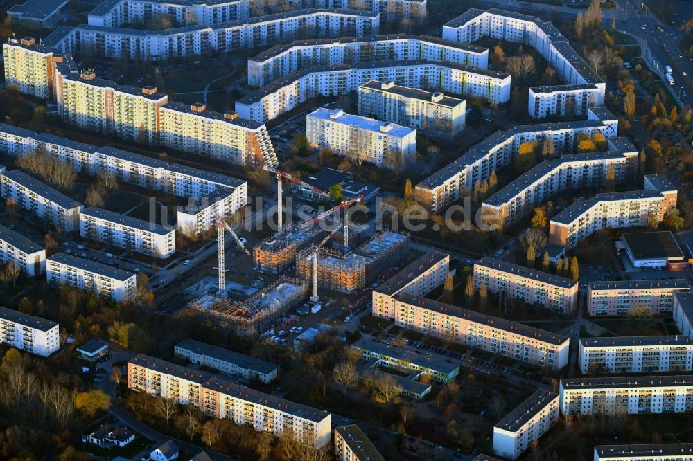 Luftbild Berlin - Baustelle zum Neubau einer Mehrfamilienhaus-Wohnanlage Lion-Feuchtwanger-Straße - Gadebuscher Straße im Ortsteil Hellersdorf in Berlin, Deutschland