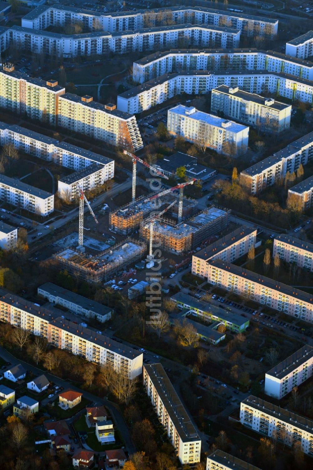 Luftaufnahme Berlin - Baustelle zum Neubau einer Mehrfamilienhaus-Wohnanlage Lion-Feuchtwanger-Straße - Gadebuscher Straße im Ortsteil Hellersdorf in Berlin, Deutschland