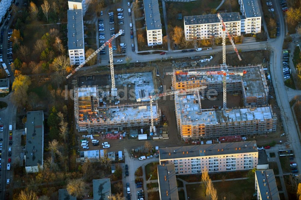 Berlin aus der Vogelperspektive: Baustelle zum Neubau einer Mehrfamilienhaus-Wohnanlage Lion-Feuchtwanger-Straße - Gadebuscher Straße im Ortsteil Hellersdorf in Berlin, Deutschland