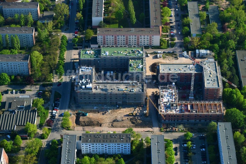 Luftaufnahme Berlin - Baustelle zum Neubau einer Mehrfamilienhaus-Wohnanlage Lion-Feuchtwanger-Straße - Gadebuscher Straße im Ortsteil Hellersdorf in Berlin, Deutschland