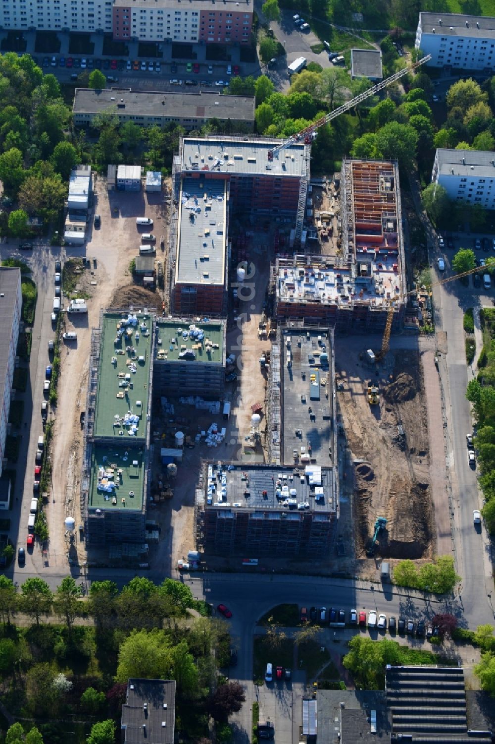 Luftbild Berlin - Baustelle zum Neubau einer Mehrfamilienhaus-Wohnanlage Lion-Feuchtwanger-Straße - Gadebuscher Straße im Ortsteil Hellersdorf in Berlin, Deutschland