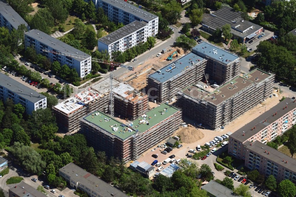 Berlin von oben - Baustelle zum Neubau einer Mehrfamilienhaus-Wohnanlage Lion-Feuchtwanger-Straße - Gadebuscher Straße im Ortsteil Hellersdorf in Berlin, Deutschland