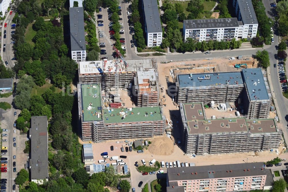 Berlin aus der Vogelperspektive: Baustelle zum Neubau einer Mehrfamilienhaus-Wohnanlage Lion-Feuchtwanger-Straße - Gadebuscher Straße im Ortsteil Hellersdorf in Berlin, Deutschland