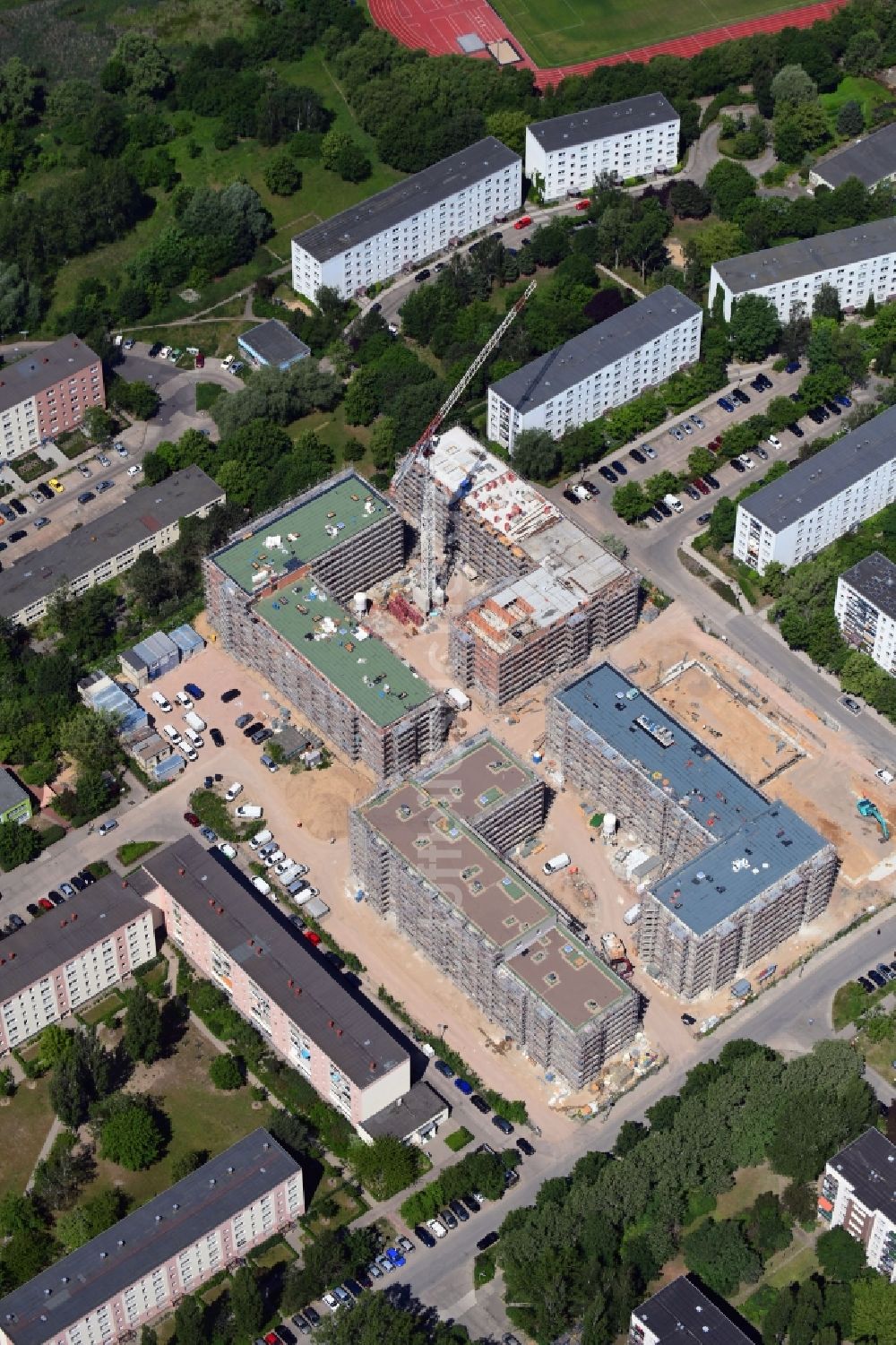 Luftaufnahme Berlin - Baustelle zum Neubau einer Mehrfamilienhaus-Wohnanlage Lion-Feuchtwanger-Straße - Gadebuscher Straße im Ortsteil Hellersdorf in Berlin, Deutschland