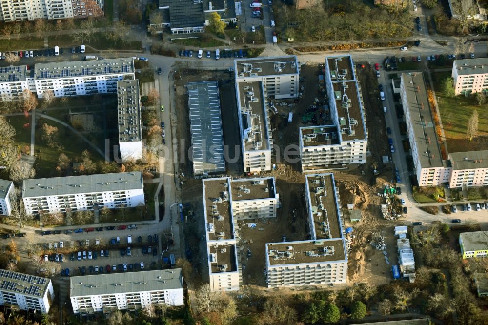 Luftaufnahme Berlin - Baustelle zum Neubau einer Mehrfamilienhaus-Wohnanlage Lion-Feuchtwanger-Straße - Gadebuscher Straße im Ortsteil Hellersdorf in Berlin, Deutschland