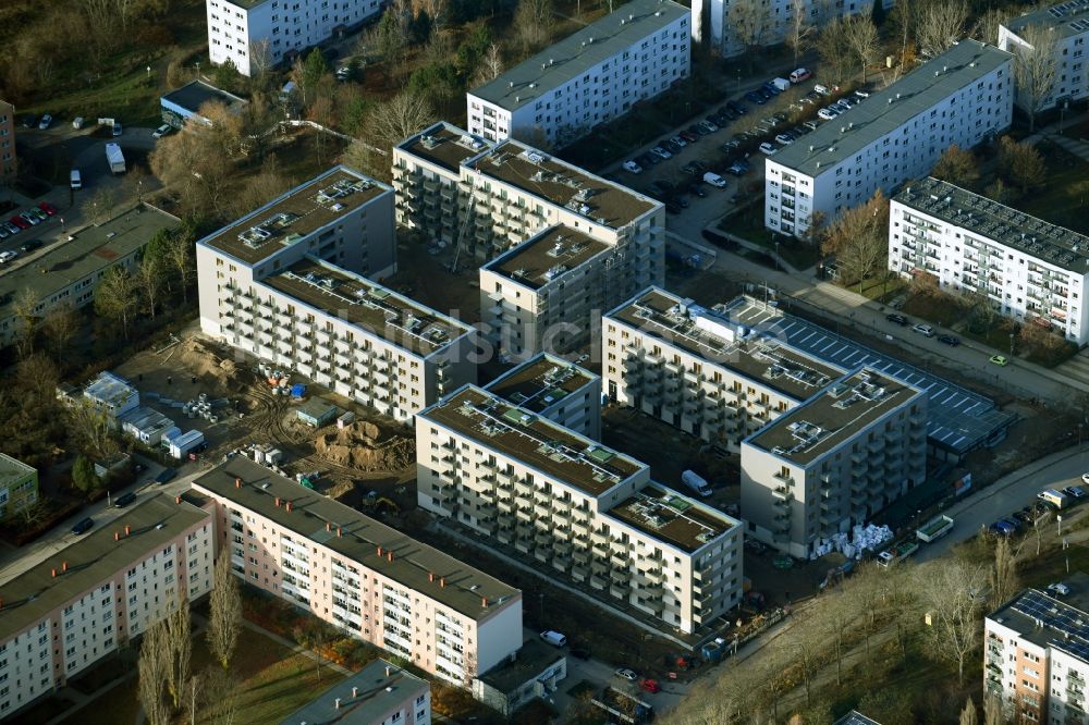 Luftaufnahme Berlin - Baustelle zum Neubau einer Mehrfamilienhaus-Wohnanlage Lion-Feuchtwanger-Straße - Gadebuscher Straße im Ortsteil Hellersdorf in Berlin, Deutschland