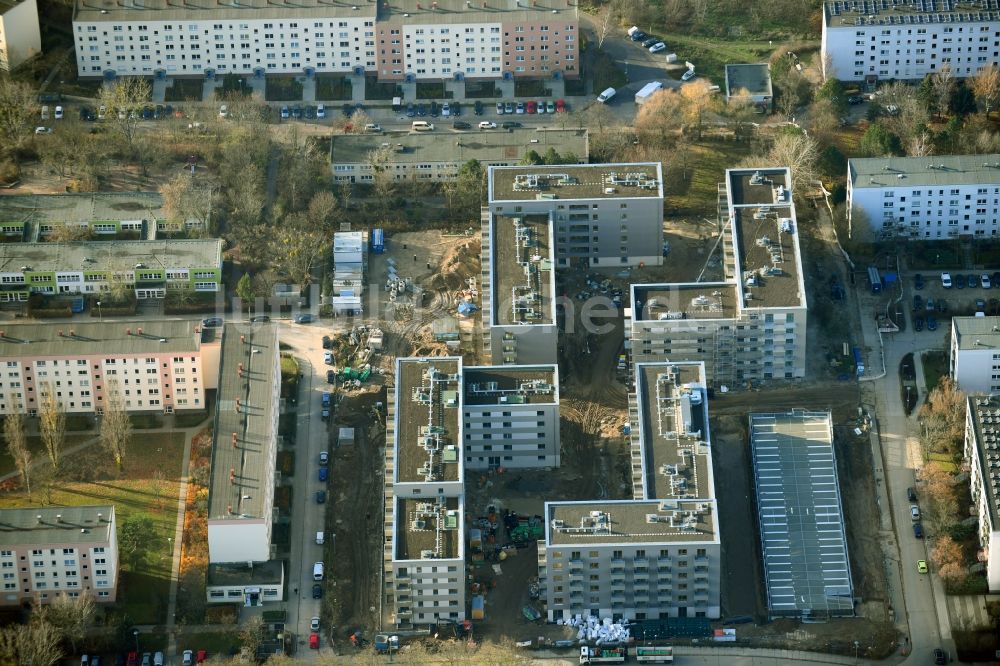 Berlin von oben - Baustelle zum Neubau einer Mehrfamilienhaus-Wohnanlage Lion-Feuchtwanger-Straße - Gadebuscher Straße im Ortsteil Hellersdorf in Berlin, Deutschland