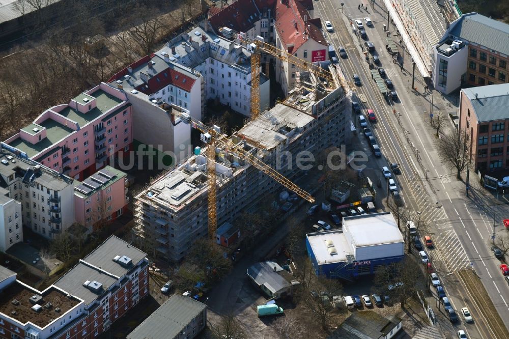 Luftaufnahme Berlin - Baustelle zum Neubau einer Mehrfamilienhaus-Wohnanlage Mahlsdorfer Straße - Hirtenstraße im Ortsteil Köpenick in Berlin, Deutschland