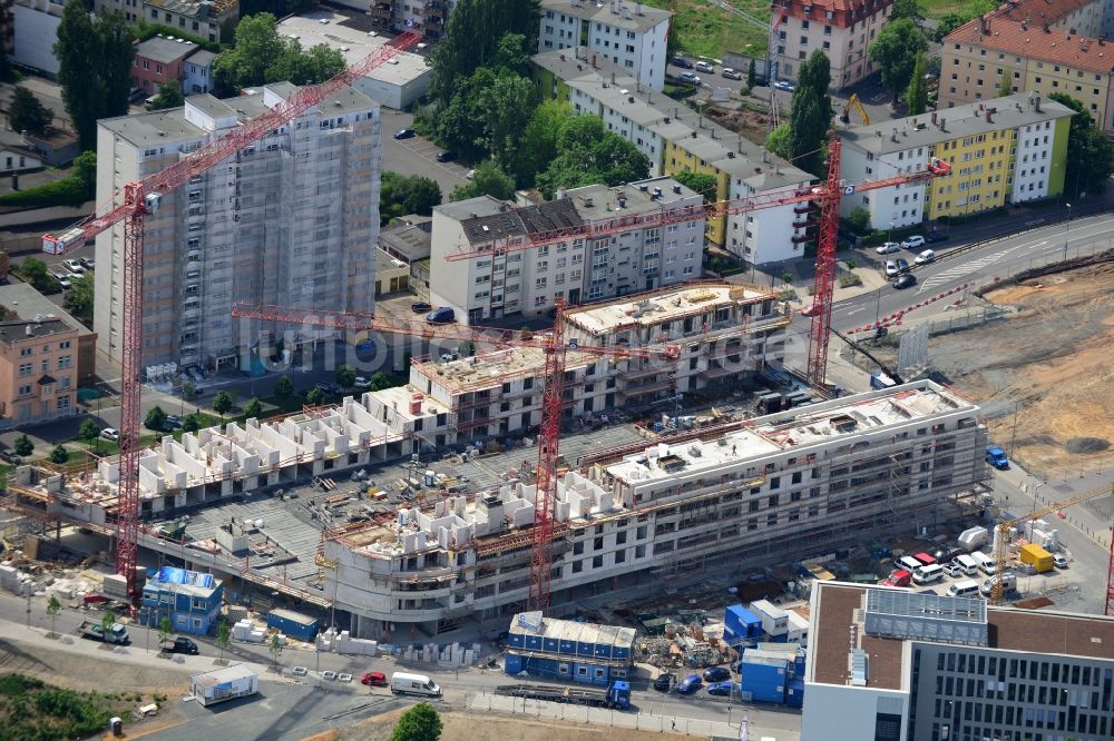 Offenbach am Main aus der Vogelperspektive: Baustelle zum Neubau einer Mehrfamilienhaus- Wohnanlage Mainstraße am Ufer des Main in Offenbach am Main im Bundesland Hessen