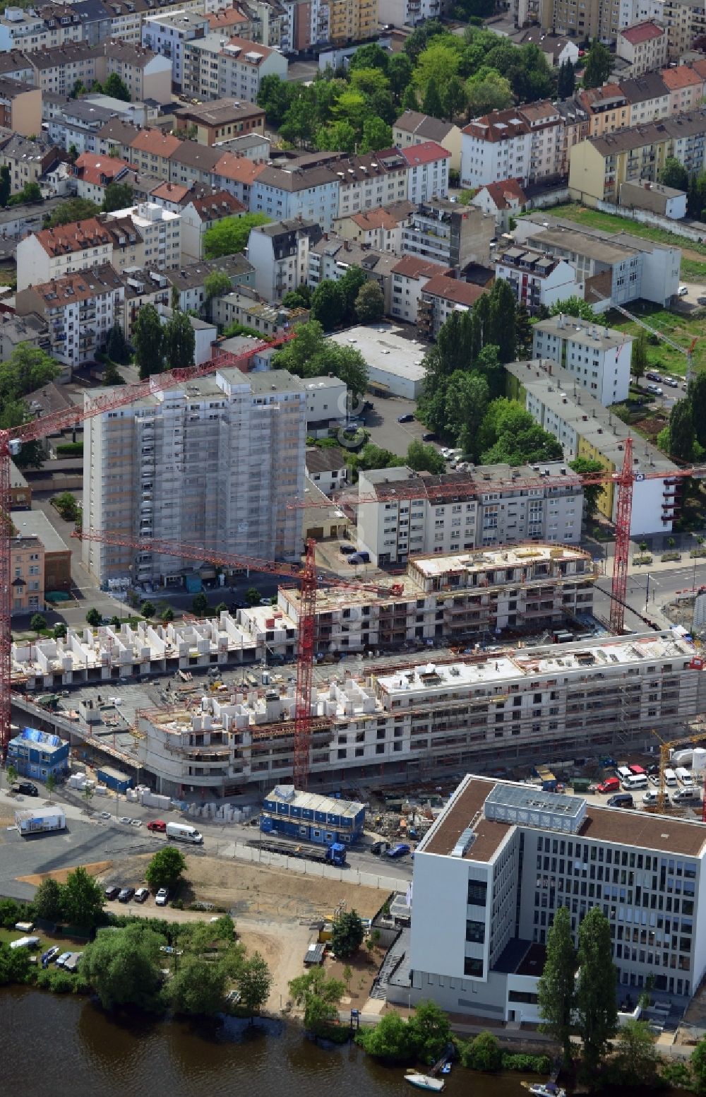 Luftaufnahme Offenbach am Main - Baustelle zum Neubau einer Mehrfamilienhaus- Wohnanlage Mainstraße am Ufer des Main in Offenbach am Main im Bundesland Hessen