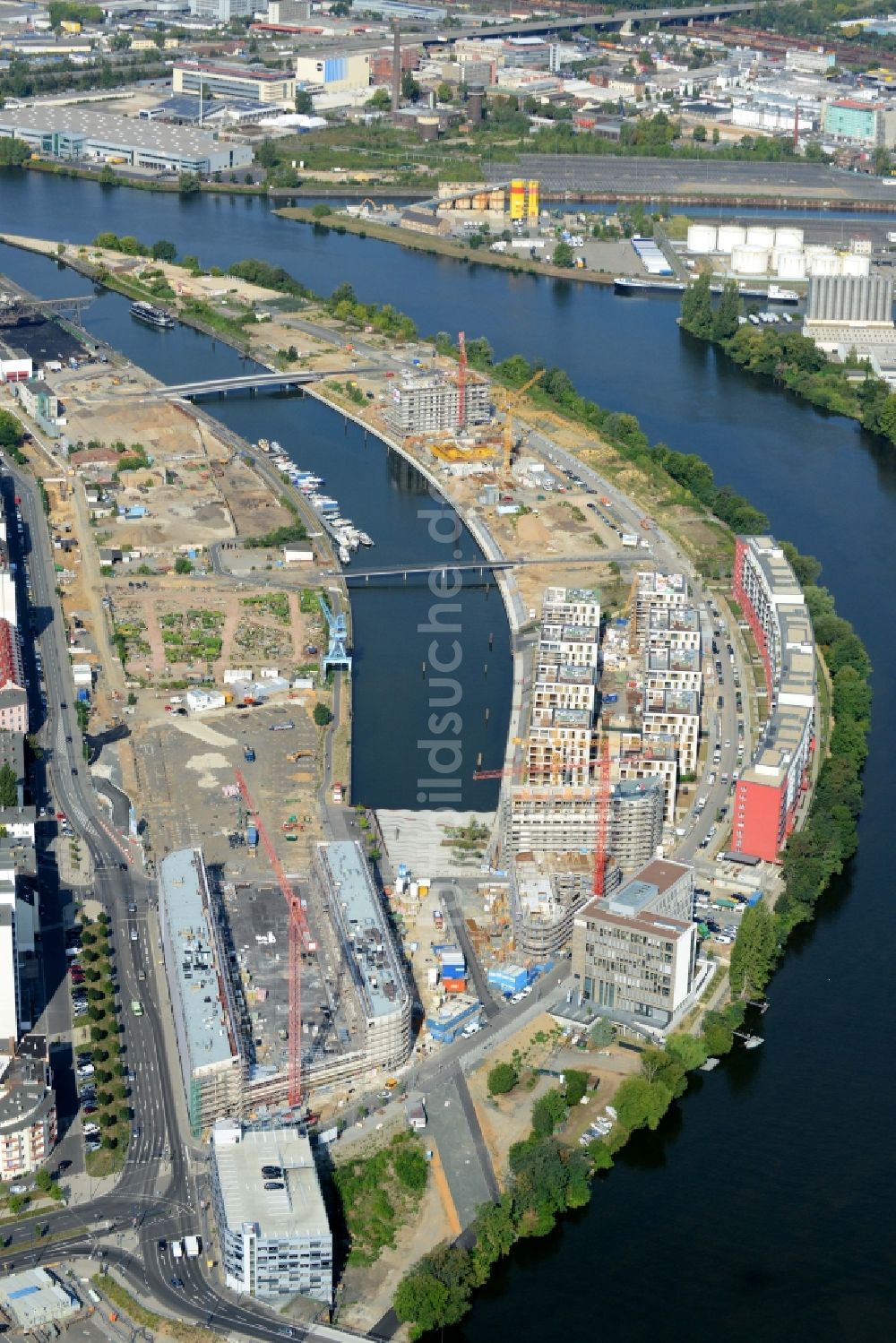 Luftaufnahme Offenbach am Main - Baustelle zum Neubau einer Mehrfamilienhaus- Wohnanlage Mainstraße am Ufer des Main in Offenbach am Main im Bundesland Hessen