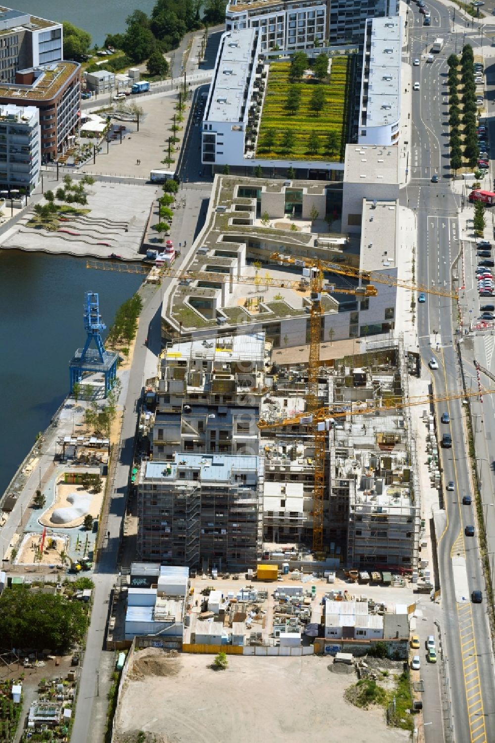 Luftaufnahme Offenbach am Main - Baustelle zum Neubau einer Mehrfamilienhaus-Wohnanlage Marina Gardens am Nordring im Ortsteil Nordend in Offenbach am Main im Bundesland Hessen, Deutschland