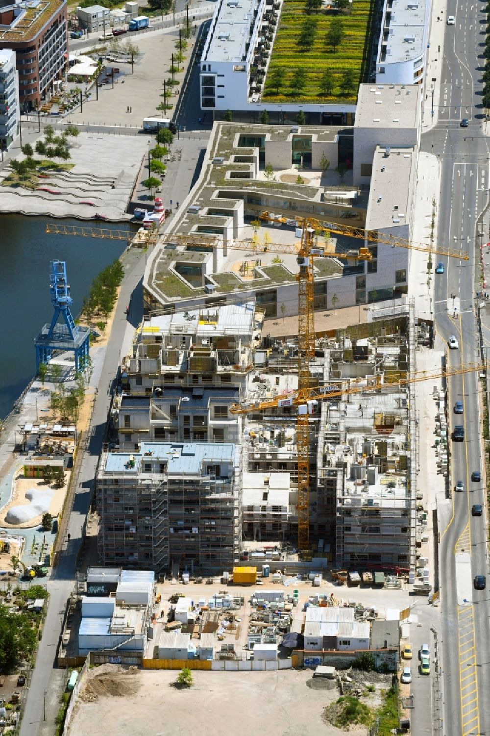 Offenbach am Main von oben - Baustelle zum Neubau einer Mehrfamilienhaus-Wohnanlage Marina Gardens am Nordring im Ortsteil Nordend in Offenbach am Main im Bundesland Hessen, Deutschland