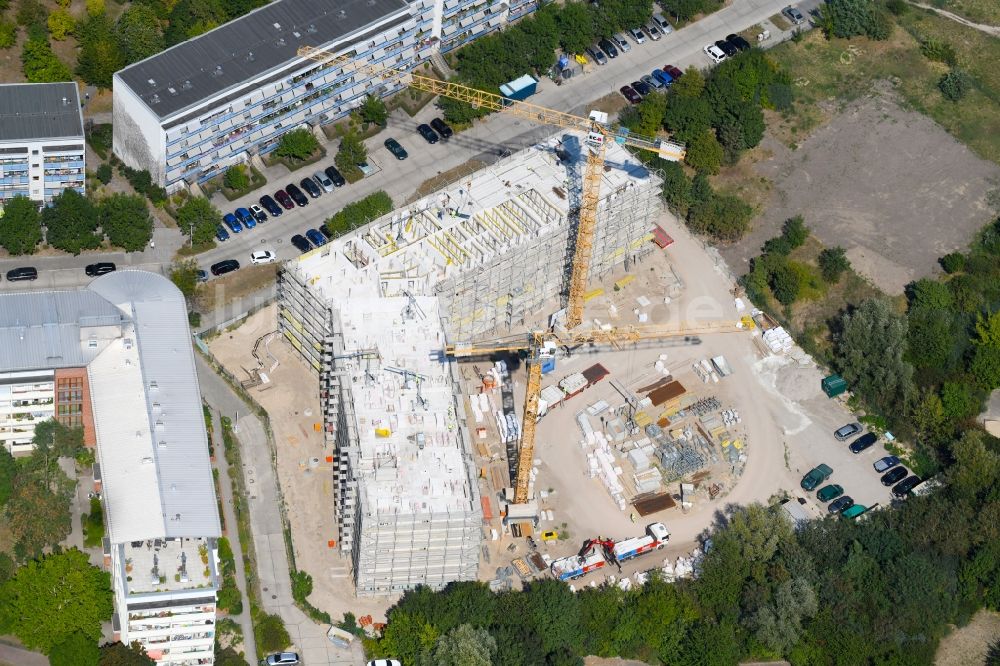 Luftaufnahme Berlin - Baustelle zum Neubau einer Mehrfamilienhaus-Wohnanlage Martin-Riesenburger-Straße im Ortsteil Hellersdorf in Berlin, Deutschland