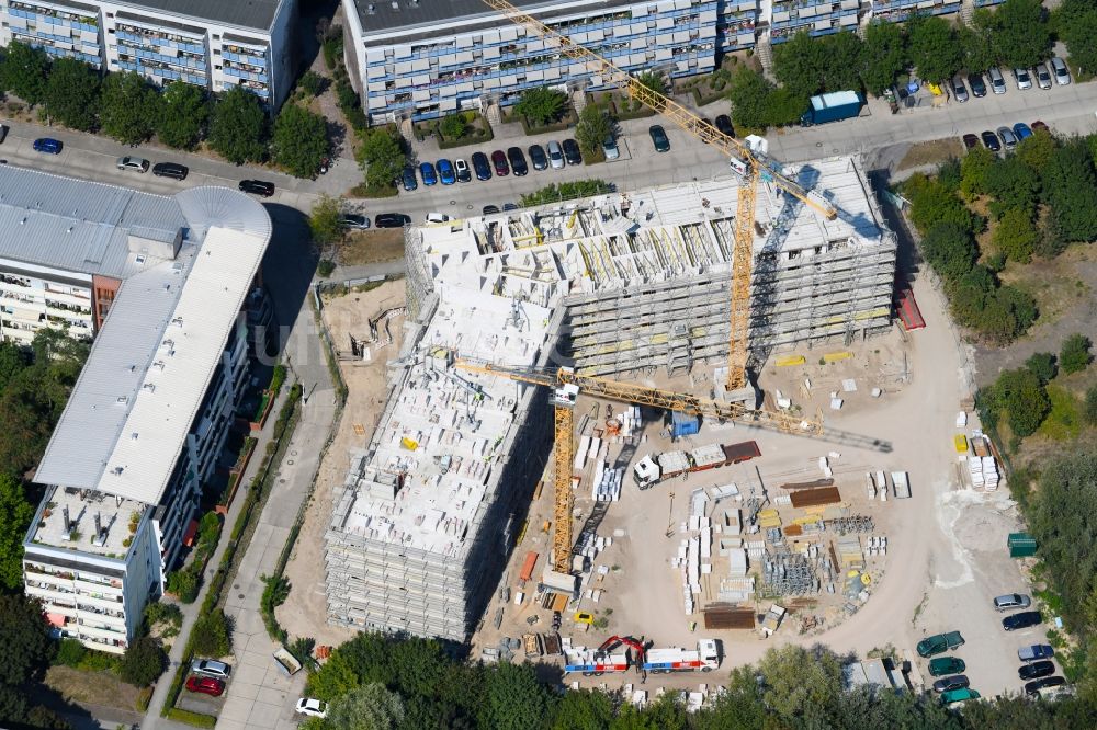 Berlin von oben - Baustelle zum Neubau einer Mehrfamilienhaus-Wohnanlage Martin-Riesenburger-Straße im Ortsteil Hellersdorf in Berlin, Deutschland