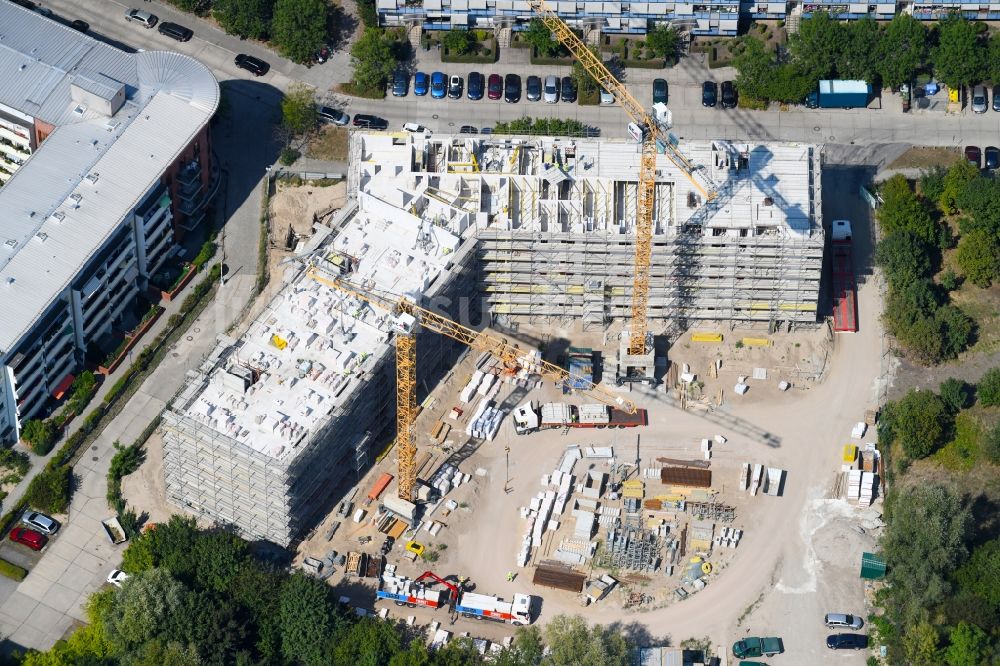 Berlin aus der Vogelperspektive: Baustelle zum Neubau einer Mehrfamilienhaus-Wohnanlage Martin-Riesenburger-Straße im Ortsteil Hellersdorf in Berlin, Deutschland