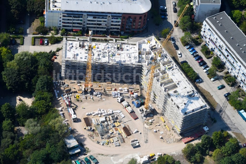 Luftbild Berlin - Baustelle zum Neubau einer Mehrfamilienhaus-Wohnanlage Martin-Riesenburger-Straße im Ortsteil Hellersdorf in Berlin, Deutschland