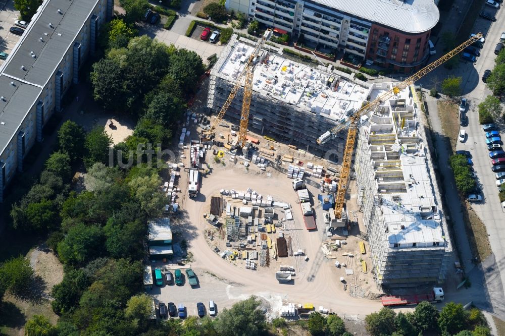 Luftaufnahme Berlin - Baustelle zum Neubau einer Mehrfamilienhaus-Wohnanlage Martin-Riesenburger-Straße im Ortsteil Hellersdorf in Berlin, Deutschland