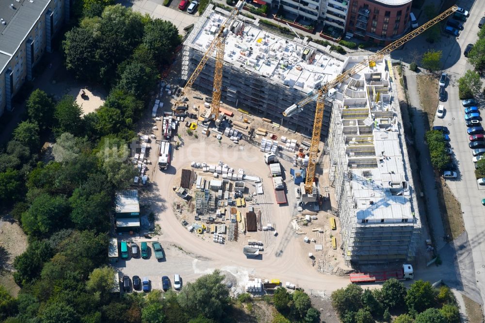 Berlin von oben - Baustelle zum Neubau einer Mehrfamilienhaus-Wohnanlage Martin-Riesenburger-Straße im Ortsteil Hellersdorf in Berlin, Deutschland