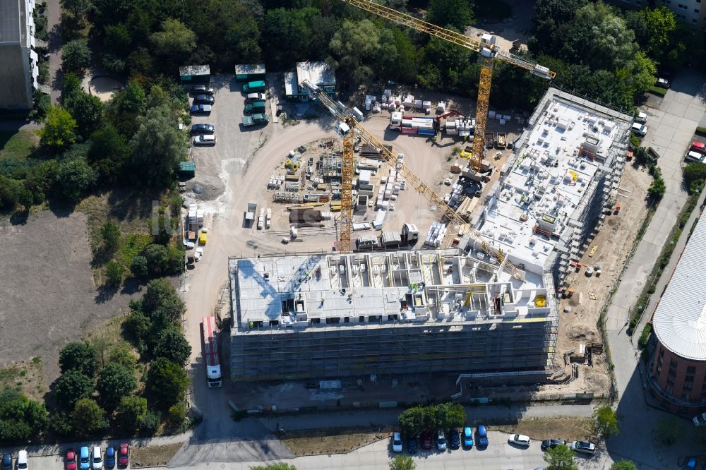 Luftbild Berlin - Baustelle zum Neubau einer Mehrfamilienhaus-Wohnanlage Martin-Riesenburger-Straße im Ortsteil Hellersdorf in Berlin, Deutschland