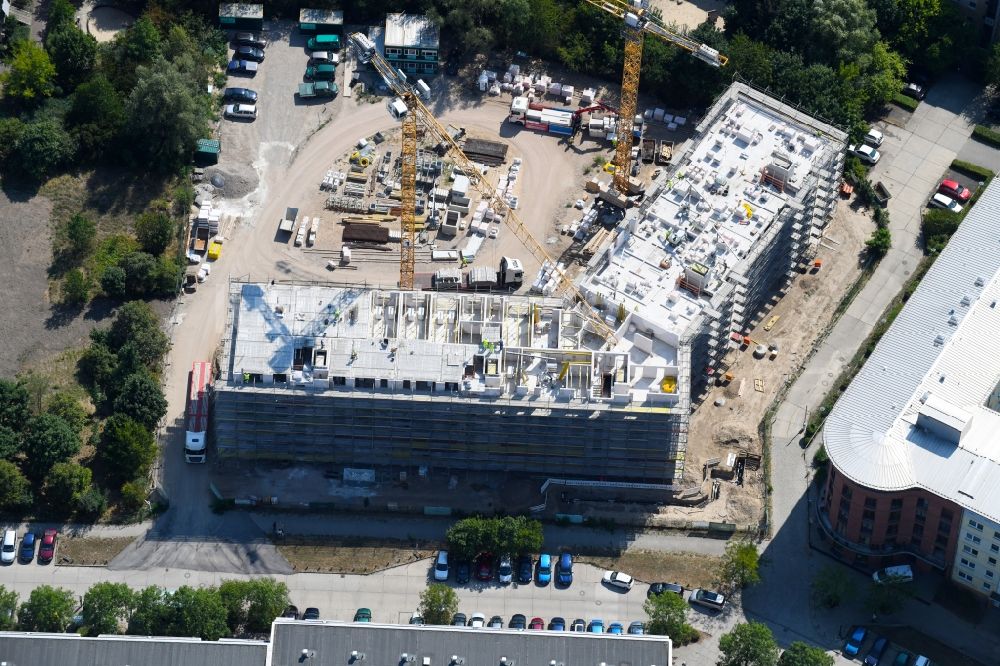 Luftaufnahme Berlin - Baustelle zum Neubau einer Mehrfamilienhaus-Wohnanlage Martin-Riesenburger-Straße im Ortsteil Hellersdorf in Berlin, Deutschland