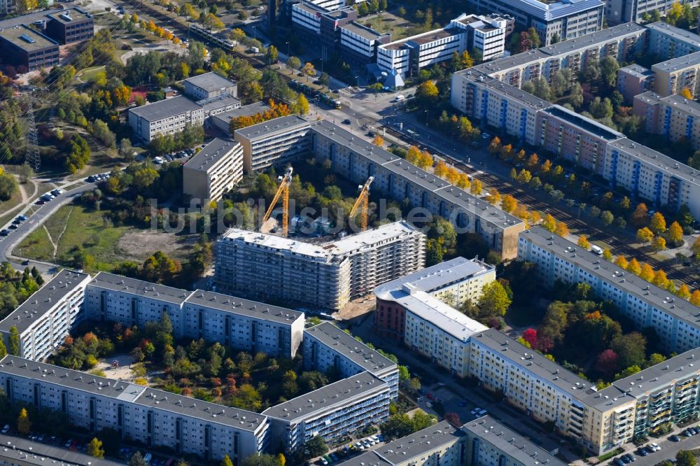 Berlin aus der Vogelperspektive: Baustelle zum Neubau einer Mehrfamilienhaus-Wohnanlage Martin-Riesenburger-Straße im Ortsteil Hellersdorf in Berlin, Deutschland