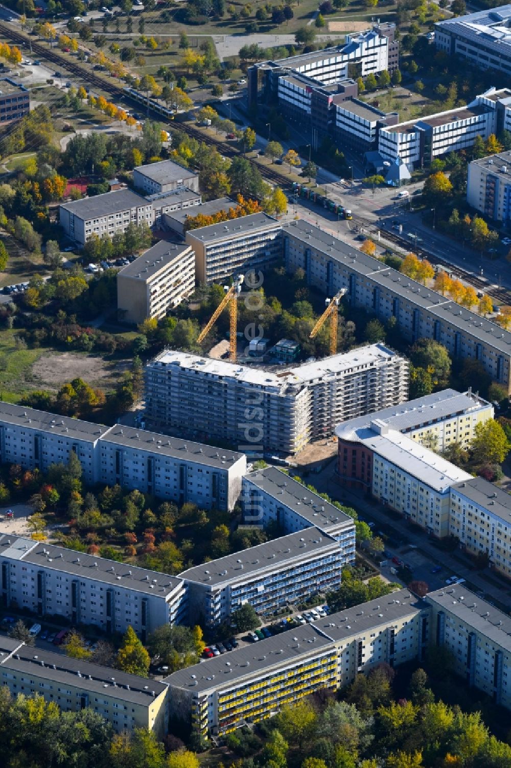 Luftbild Berlin - Baustelle zum Neubau einer Mehrfamilienhaus-Wohnanlage Martin-Riesenburger-Straße im Ortsteil Hellersdorf in Berlin, Deutschland