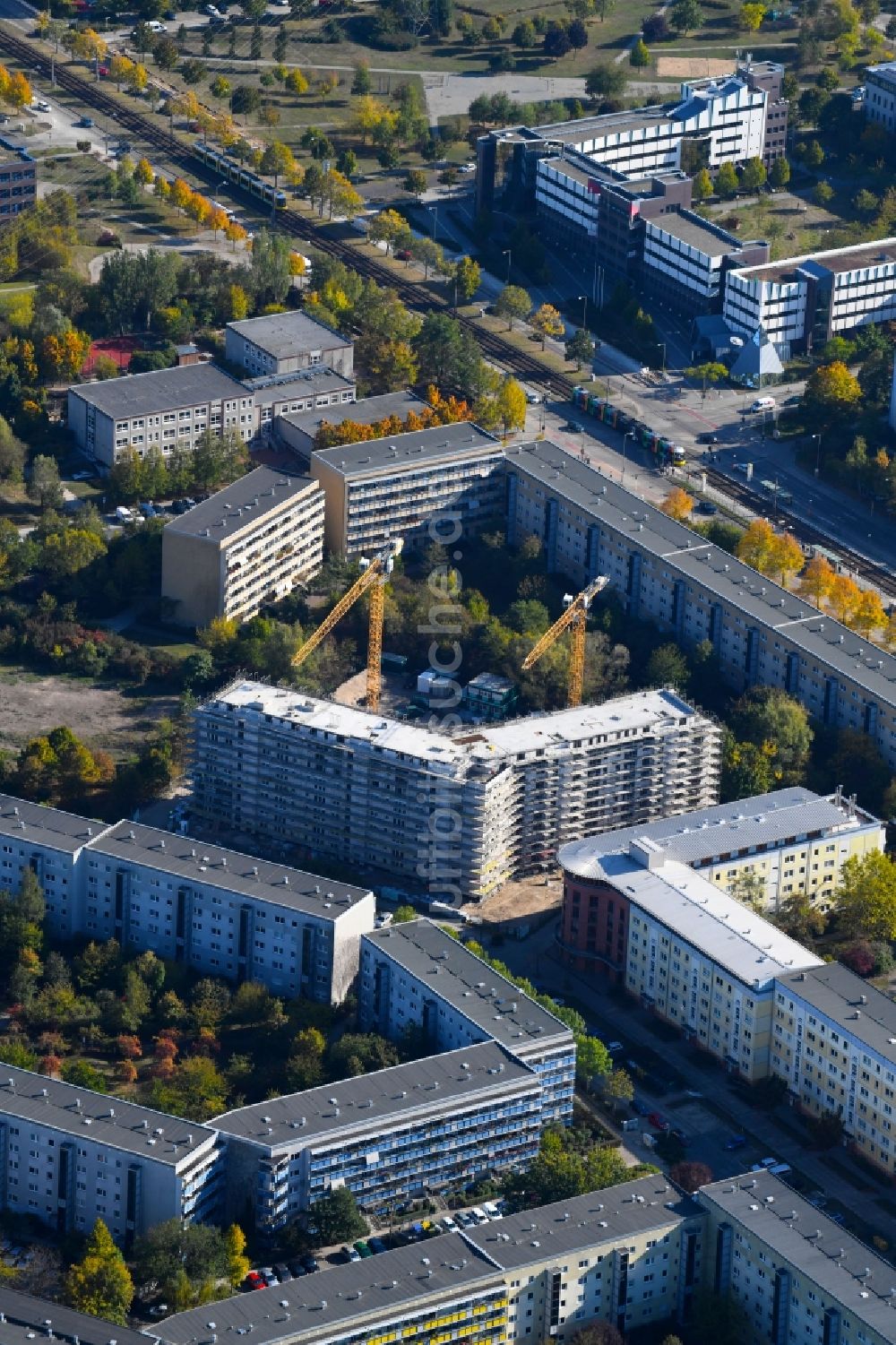 Luftaufnahme Berlin - Baustelle zum Neubau einer Mehrfamilienhaus-Wohnanlage Martin-Riesenburger-Straße im Ortsteil Hellersdorf in Berlin, Deutschland