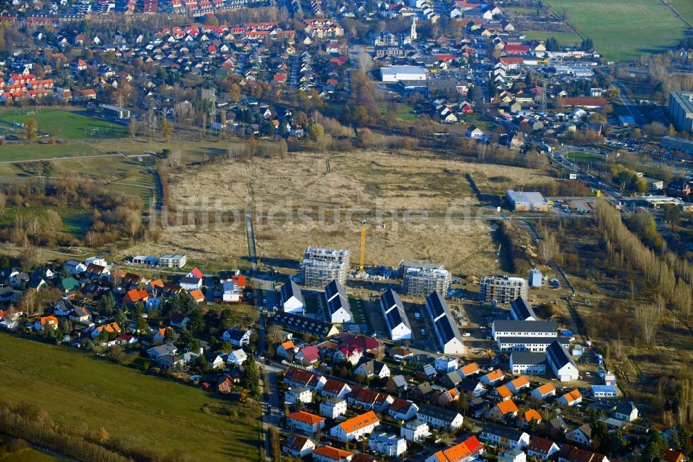 Berlin von oben - Baustelle zum Neubau einer Mehrfamilienhaus-Wohnanlage Mein Falkenberg der Berliner Wohnbau GmbH & Co. KG in Berlin, Deutschland