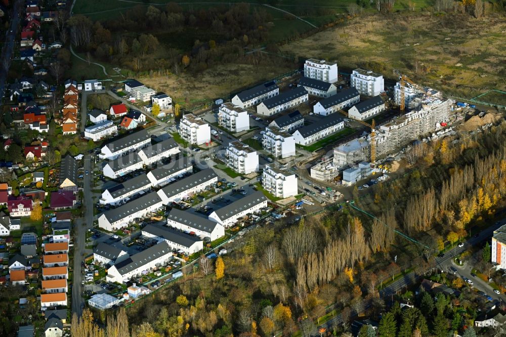 Berlin aus der Vogelperspektive: Baustelle zum Neubau einer Mehrfamilienhaus-Wohnanlage MEIN FALKENBERG im Ortsteil Falkenberg in Berlin, Deutschland